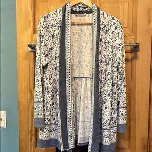 Dalia Navy and White Floral Buttonless  Cardigan SzXL